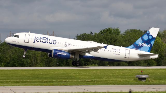 Airbus A320 (N637JB) - (6/25/2019) The "Big Blue Bus" Departing ROC's runway 22 after diverting from the SJC-JFK route