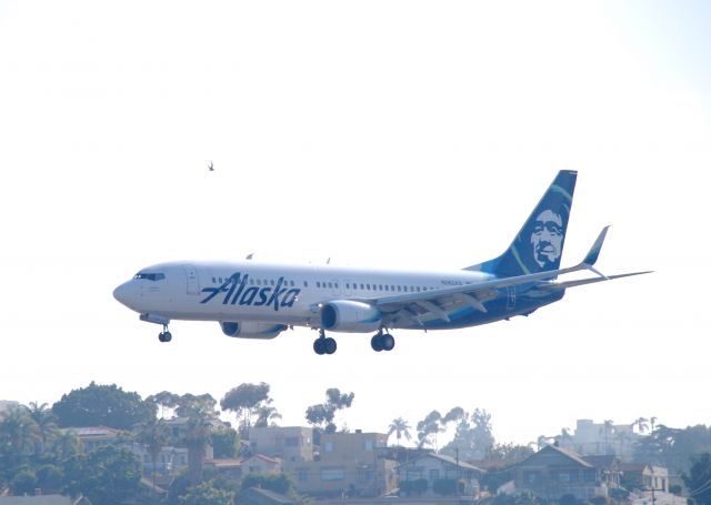Boeing 737-800 (N562AS)