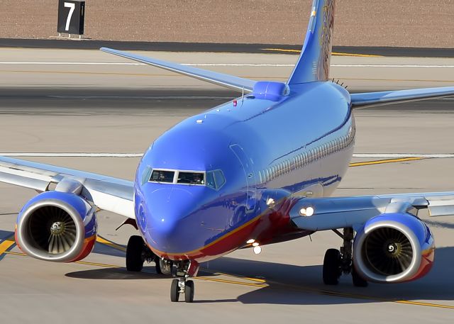 Boeing 737-700 (N7812G)