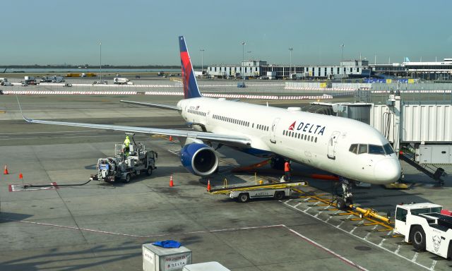 Boeing 757-200 (N722TW) - Delta Air Lines Boeing 757-231(WL) N722TW in New York JFK 