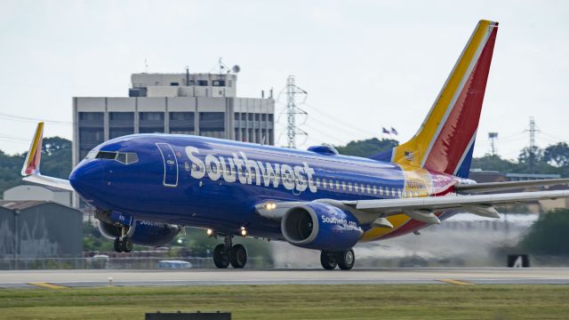 Boeing 737-700 (N570WN) - Departing runway 4br /7/15/17