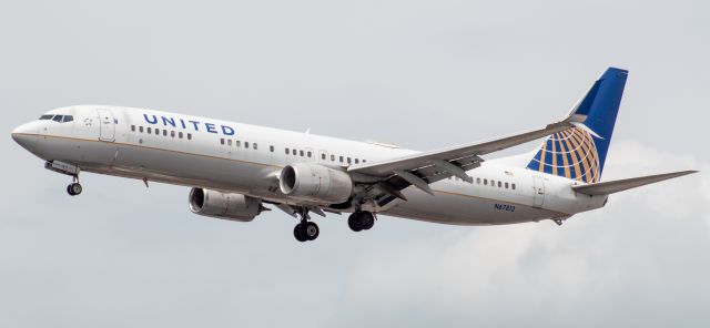 Boeing 737-900 (N67812) - United Airlines Boeing 737-924ER arriving on runway 29 at Newark on a flight from Seattle.