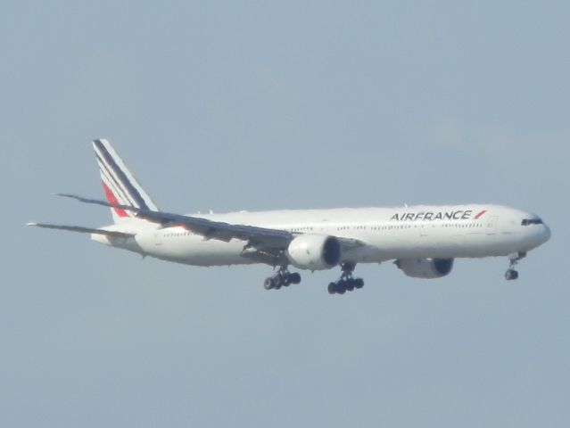 BOEING 777-300ER (F-GZNJ)