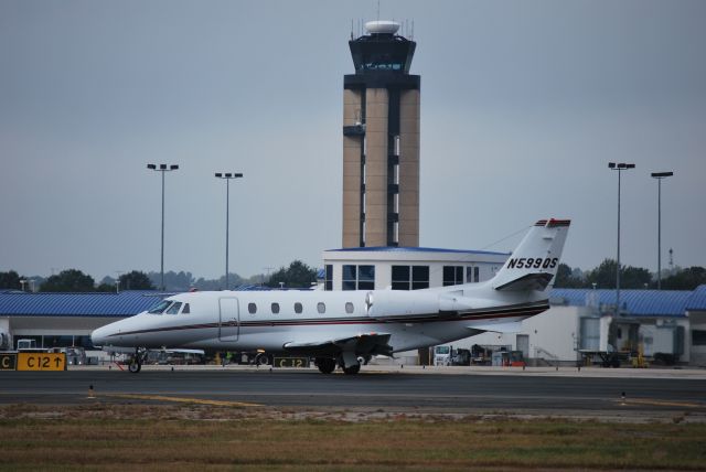 Cessna Citation Excel/XLS (N599QS) - Taxiing into position runway 18L - 10/23/09