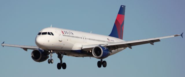 Airbus A320 (N315US) - Landing on 16L.