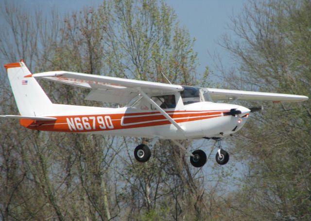 Cessna Skyhawk (N66790) - Landing on runway 14 at the Shreveport Downtown airport.