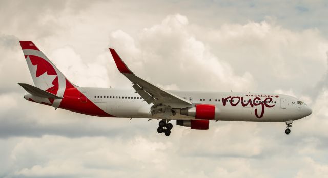 BOEING 767-300 (C-FIYE)