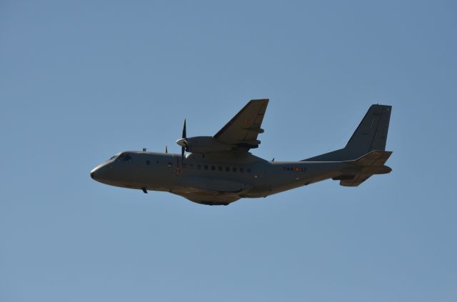 N74417 — - Un CN-235 de pasada sin tocar pista por el aeropuerto de Vigo (LEVX/VGO) el 19-04-2024