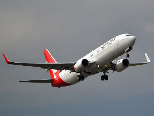 Boeing 737-800 (VH-VXD) - Getting airborne off runway 23 on a cold, gloomy winters day. Wednesday 4th July 2012.