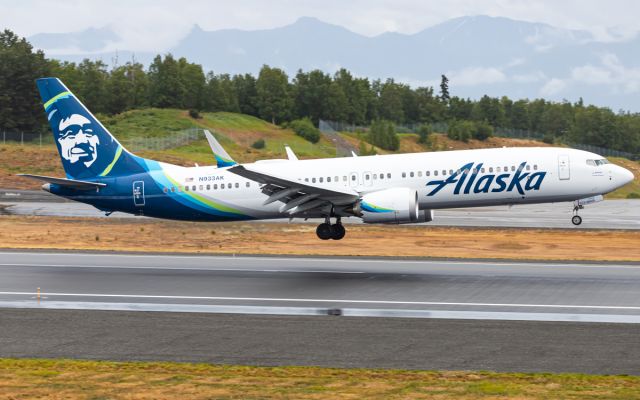 Boeing 737 MAX 9 (N933AK)