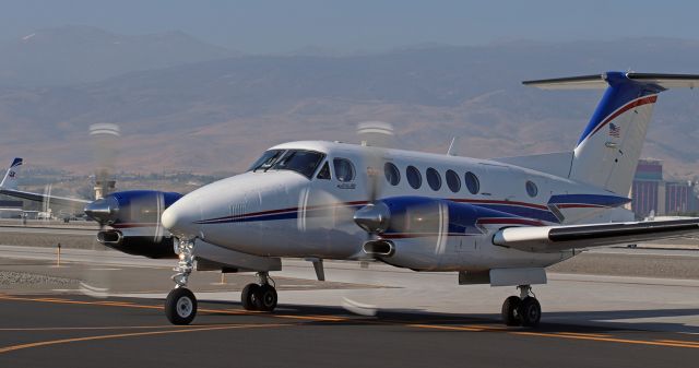 Beechcraft Super King Air 300 (N541SC) - Ultra-sharp looking Super King Air (N541SC) turning on to the Stellar Aviation East ramp from T/Way Charlie after arriving from Sacramento (McClellan - KMCC).