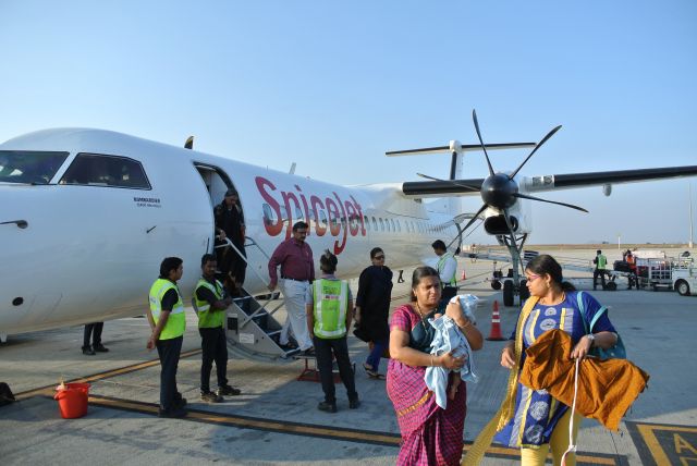 de Havilland Dash 8-100 (VT-SUY) - A clearer view of the steps below the airstairs