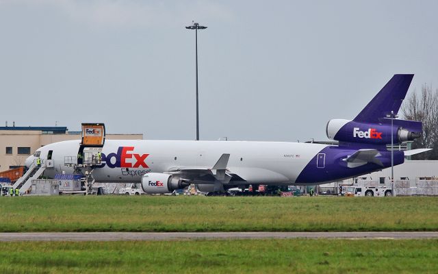 Boeing MD-11 (N583FE) - fedex md-11f n583fe loading horses at shannon for lax 30/10/17.