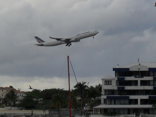 Airbus A340-300 —