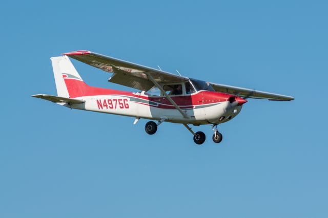 Cessna Skyhawk (N4975G) - C172 Landing KFRG RWY 19