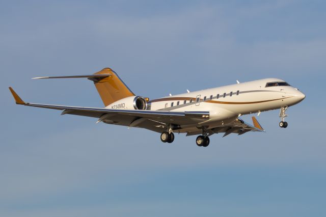 Bombardier Global 5000 (N214MD) - Stunning Addison-based golden Global arrives in high on the visual for 16