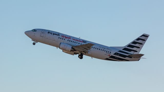 Boeing 737-700 (TS-ICA)