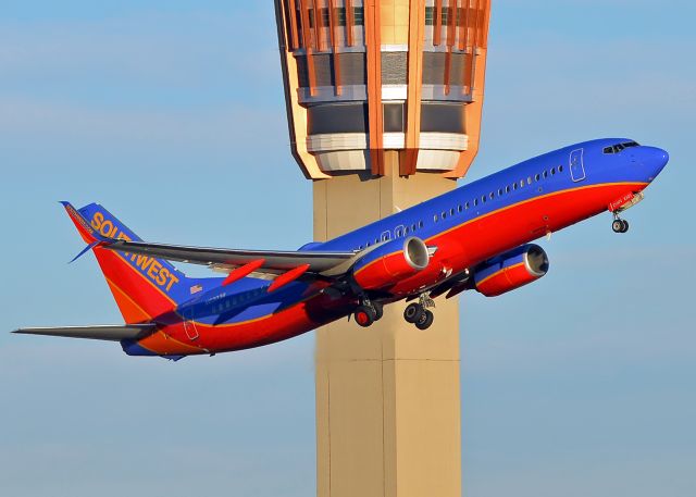 Boeing 737-800 (N8303R)