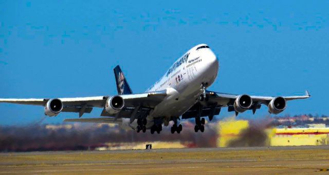 Boeing 747-400 (TF-AAK)