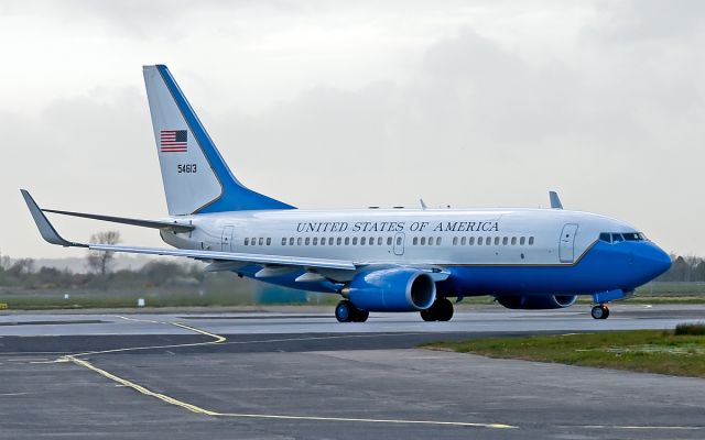 Boeing 737-700 (05-4613) - usaf c40c 054613 73rd as/932nd aw afrc,scott afb,illinois taxing for dep from shannon.