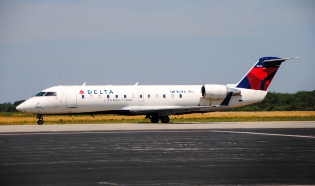 Canadair Regional Jet CRJ-200 (N8969A)
