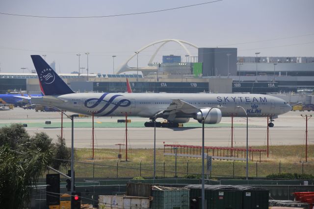 BOEING 777-300ER (PH-BVD)