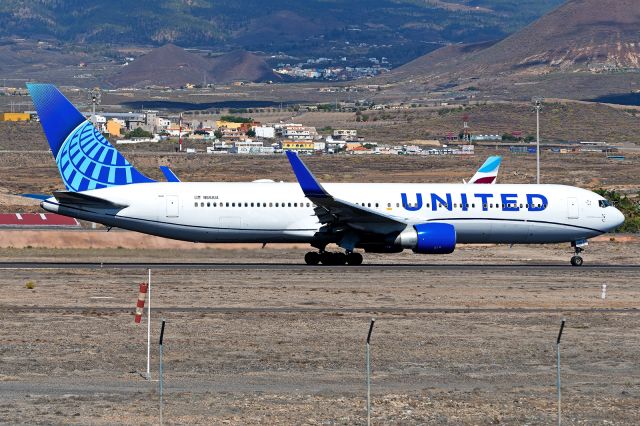 BOEING 767-300 (N661UA)