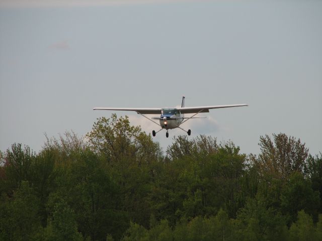 Cessna Skyhawk (N5093R) - Landing for breakfast