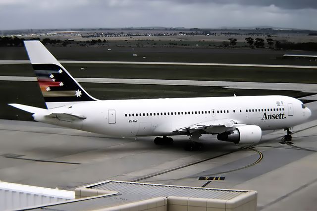 BOEING 767-200 (VH-RMF) - ANSETT AUSTRALIA AIRLINES - BOEING 767-277 - REG : VH-RMF (CN 22694/32) - TULLAMARINE INTERNATIONAL AIRPORT MELBOURNE VIC.. AUSTRALIA - YMML 6/4/1985