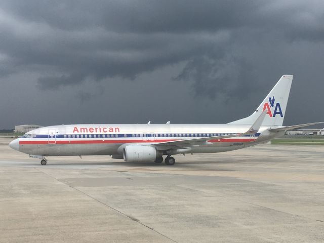 Boeing 737-800 (N950AN) - Did not expect to see any 737 in old livery, nice image.