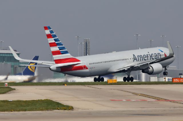 BOEING 767-300 (N392AN) - AA55 departing for Chicago