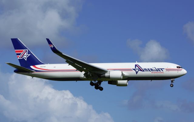 BOEING 767-300 (N237CM)