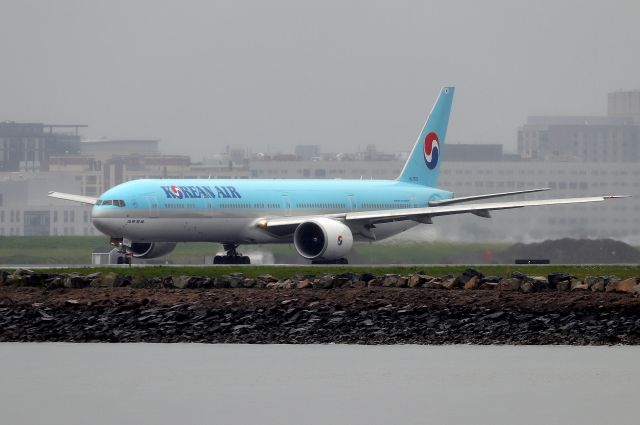 BOEING 777-300 (HL7202) - 'Koreanair 92' departing rainy Boston back to Seoul