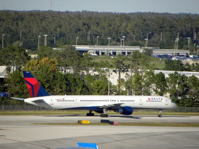 BOEING 757-300 (N586NW)