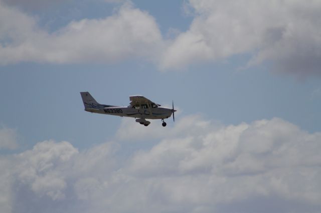 Cessna Skyhawk (N6338D)