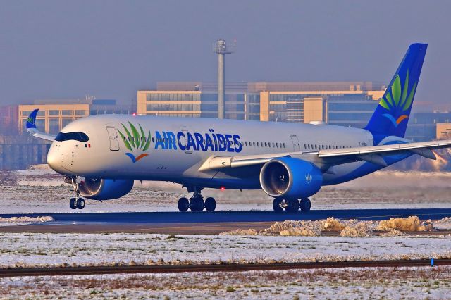 Airbus A350-900 (F-HNET) - Février 2018.Neige à Orly. Bord de piste 24/06.Imminent décollage.