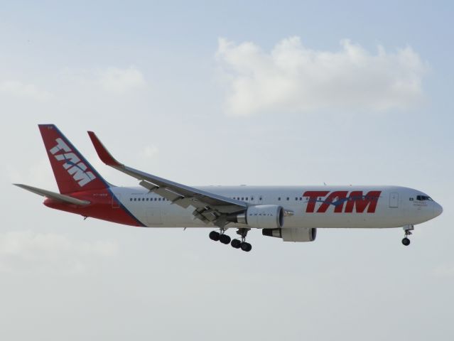 BOEING 767-300 (PT-MSW)