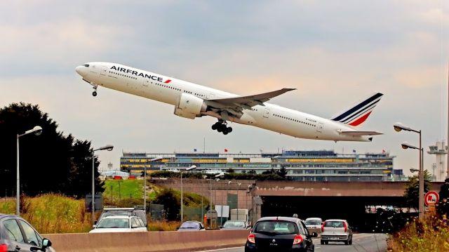 BOEING 777-300 (F-GSQR) - Rare take-off rnw 26/08 over the mainroad N7.