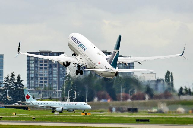 Boeing 737-800 (C-FUSM)