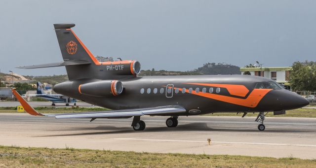 Dassault Falcon 900 (PH-DTF) - PH-DTF Dassault Falcon 900EX of Max Verstappen with the MV33 Lion logo on the tail coming to a stop on St Maarten.br /Aircraft has been ex Richard Brandson M-VGAL.br /08/08/2021