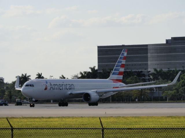 BOEING 767-300 (N395AN)