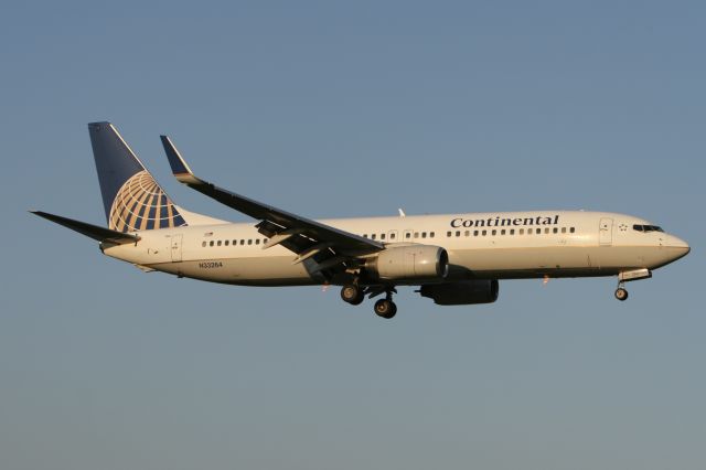 Boeing 737-800 (N33264) - August 29, 2010 - Inbound Washington Reagan 