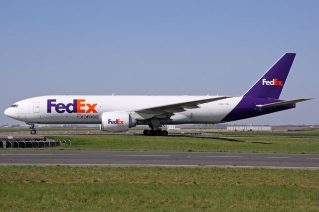Boeing 777-200 (N892FD)