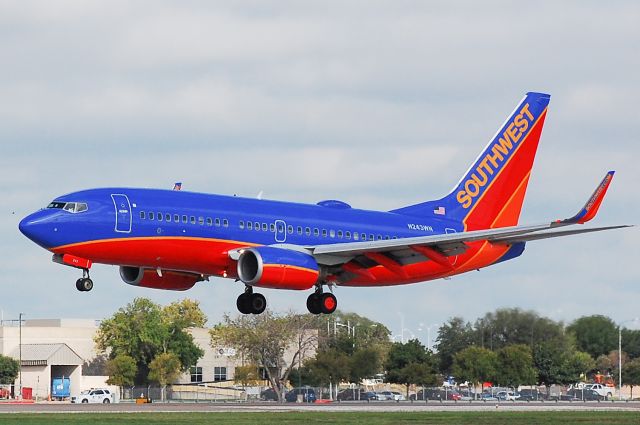 Boeing 737-700 (N243WN) - Landing on 17L in Austin. Shot from the official viewing area on the east edge of the airport.