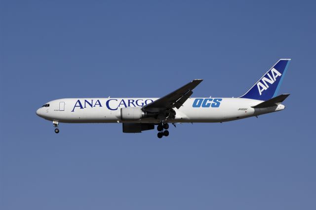 BOEING 767-300 (JA602F) - Final Approach to NRT Airport Runway 34L on 2011/12/31