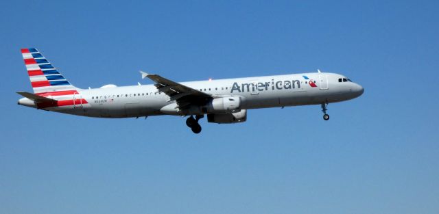 Airbus A321 (N534UW) - On final is this 2009 American Airlines Airbus A321-231 in the Spring of 2021.