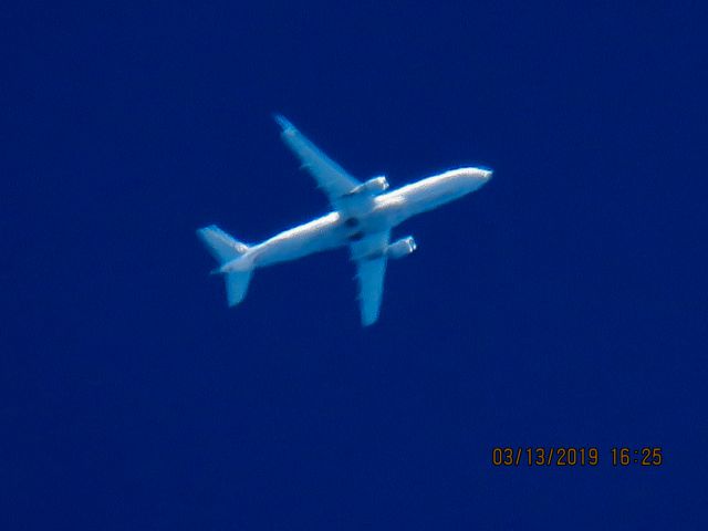 Embraer 175 (N739YX)