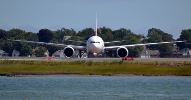 BOEING 777-300 (A6-EGC)