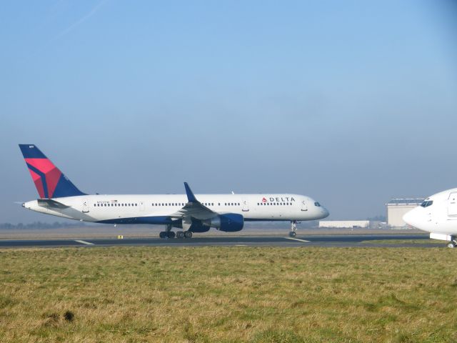 Boeing 757-200 (N723TW) - N723TW BOEING 757-231/W  CN 29378/907  6817 DELTA 123 DEP ON 21/01/2011