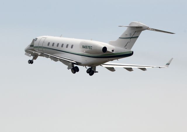 Bombardier Challenger 300 (N497EC) - Take off RW 10